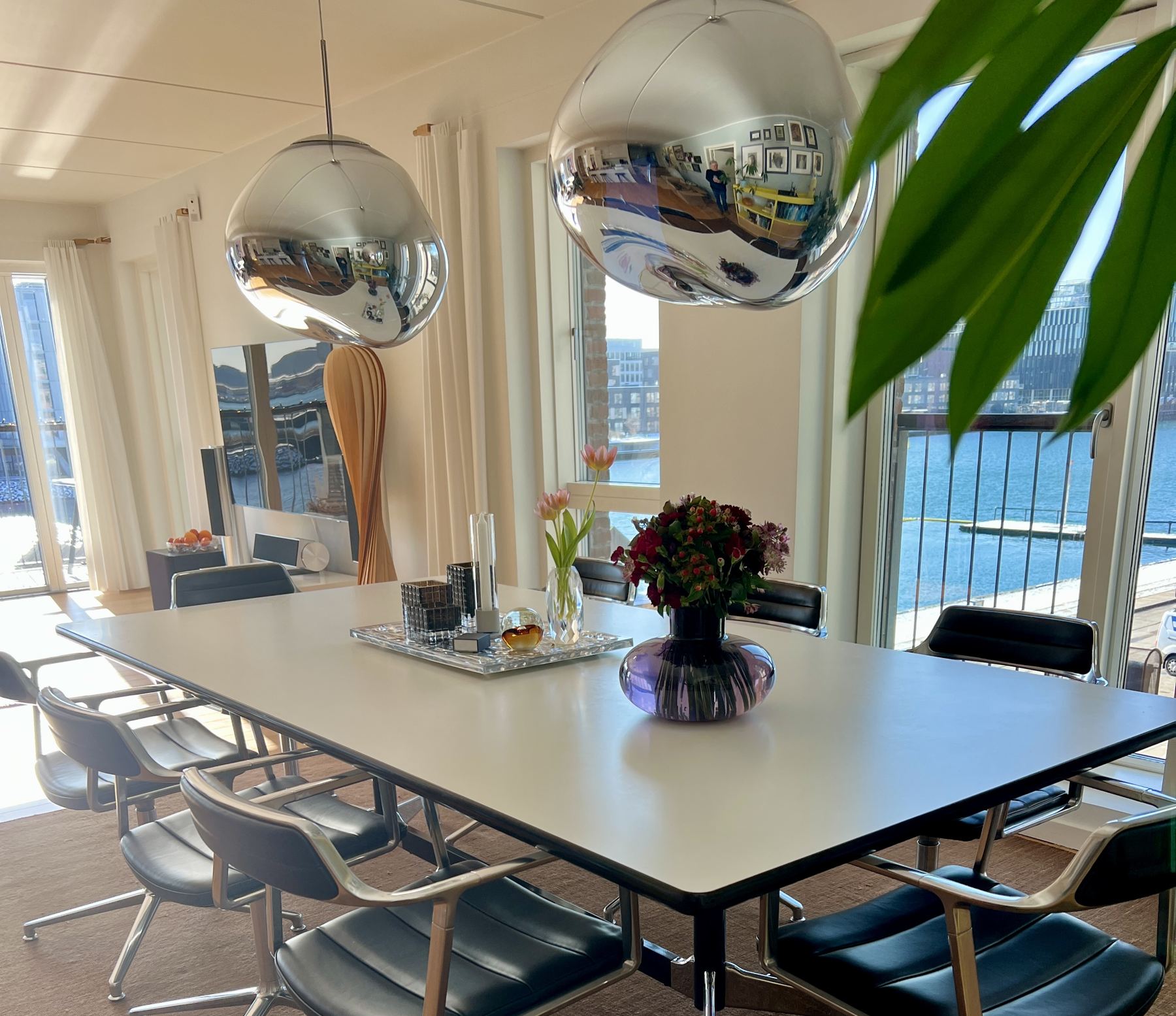 Mødebordet hos Christel Consulting med udsigt over havnen i Nordhavn